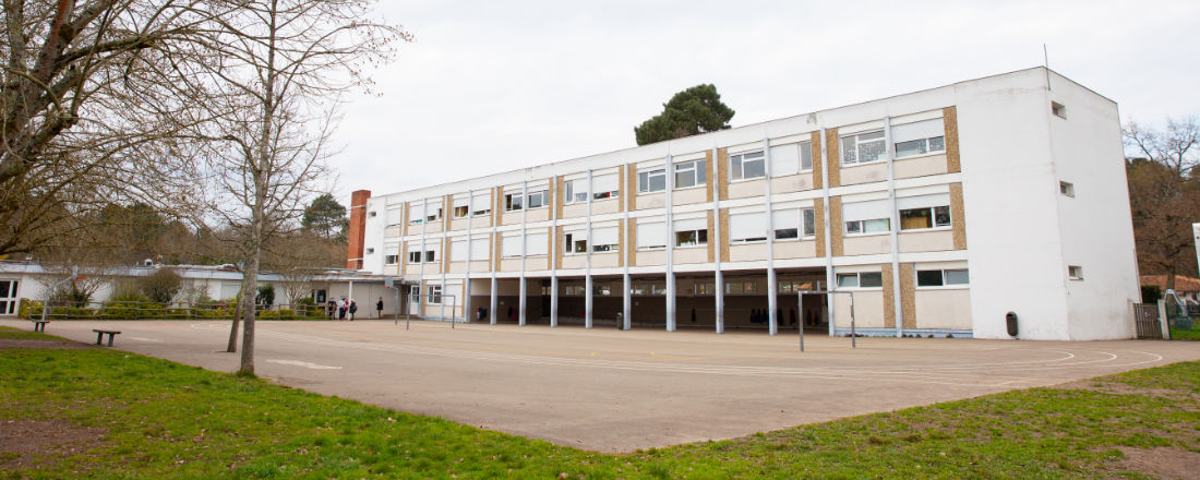 Vue sur la cour de l'école élémentaire Joséphine Baker (Le Burck) à Mérignac