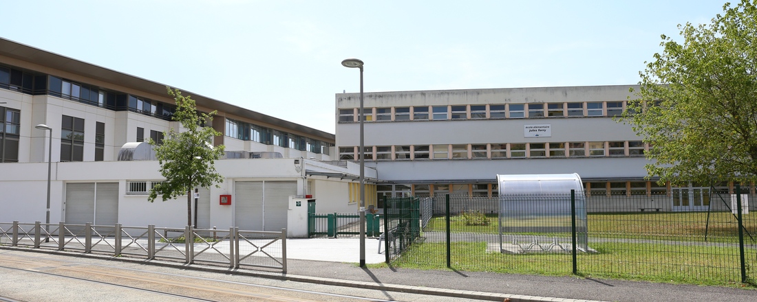 Vue depuis la rue de l'école élémentaire Jules Ferry de Mérignac