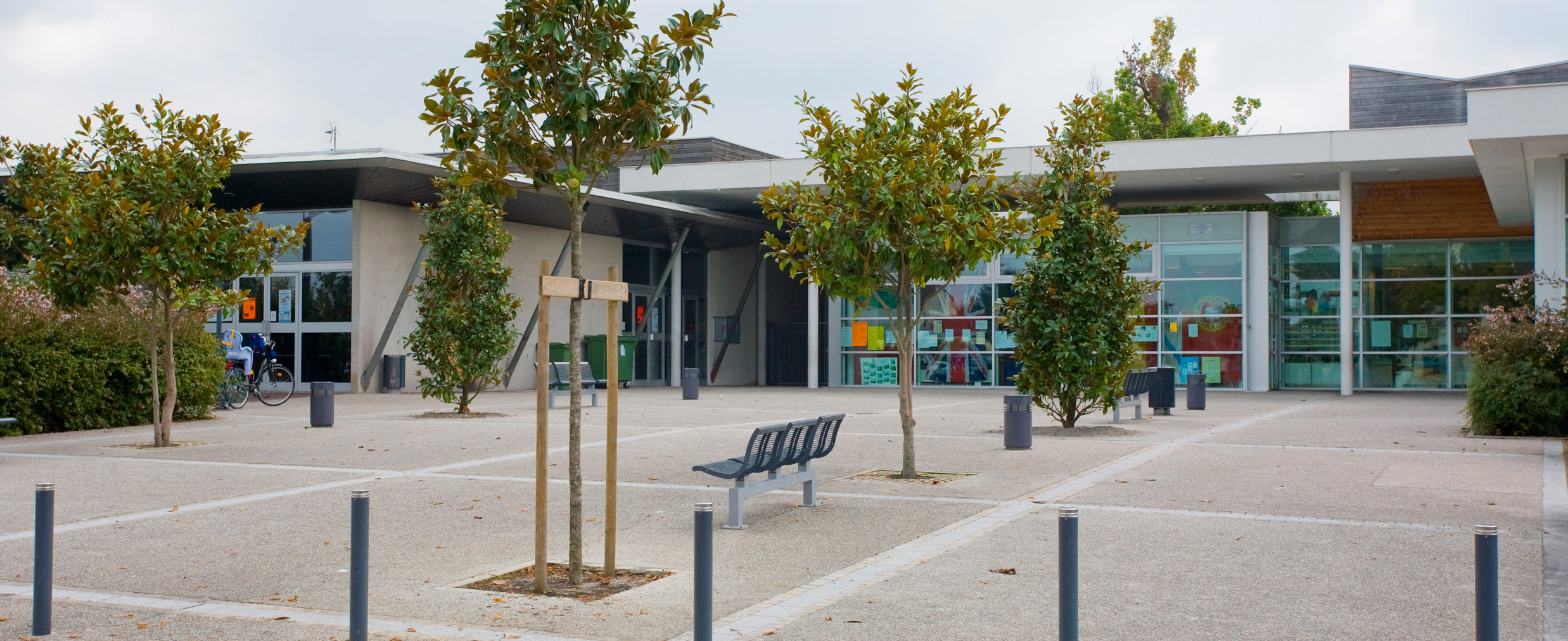 Facade et entrée principale de l'école Anatole France à Mérignac