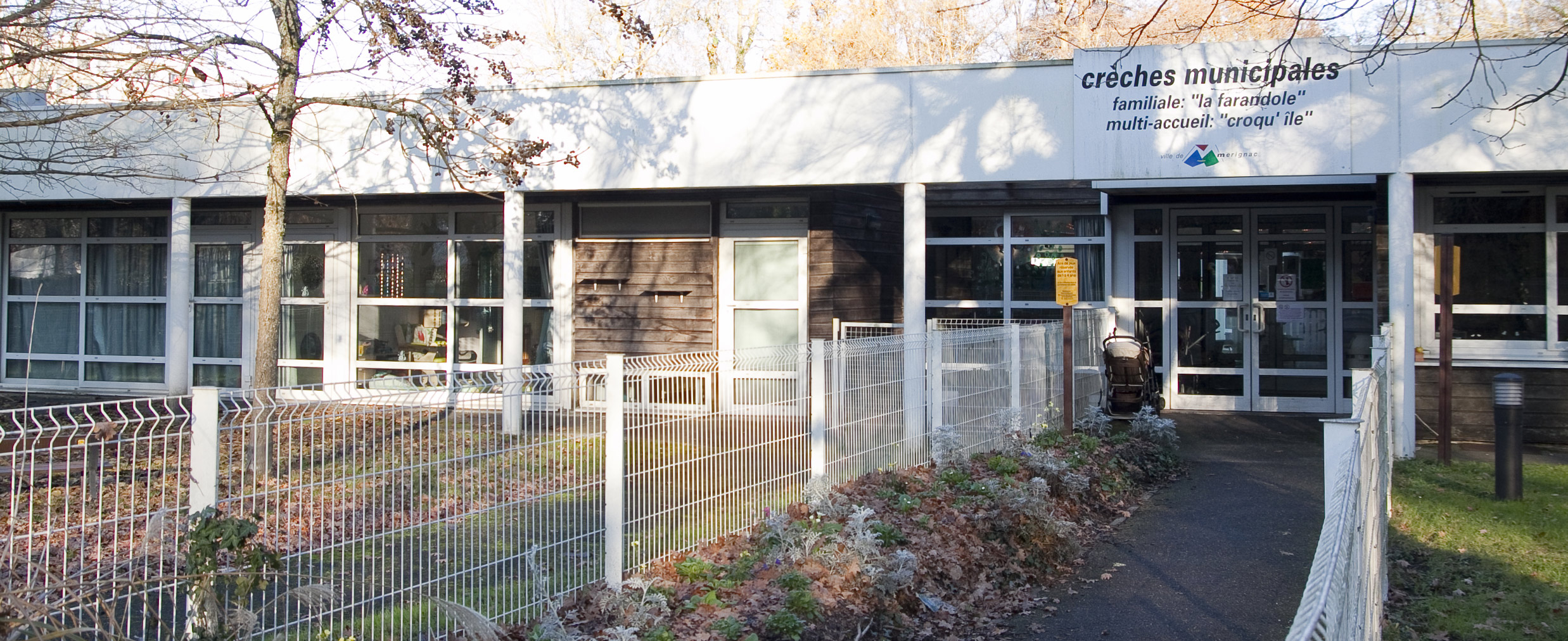 Facade et entrée principale de la crèche municipale Croqu'île de Mérignac