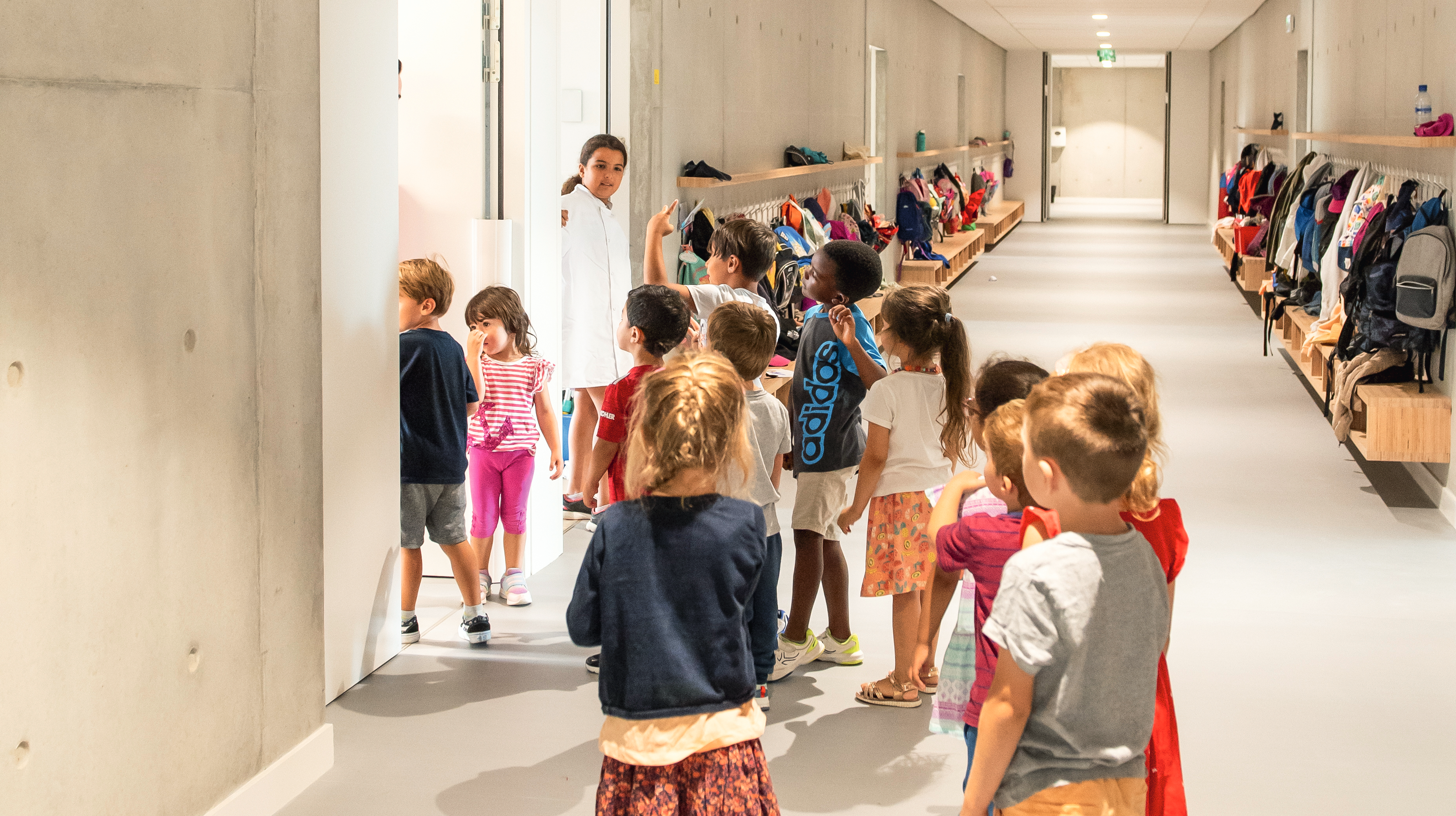 Groupe d'écoliers rentrant en classe